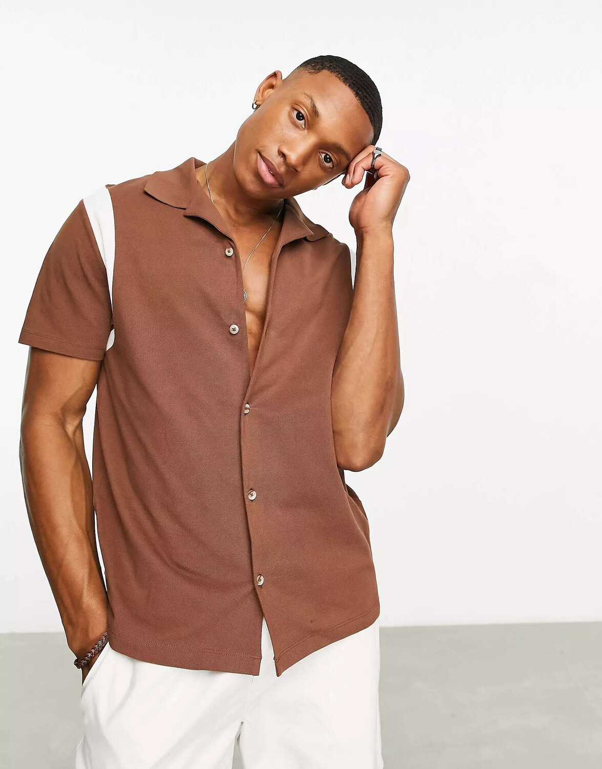 

Коричневая рубашка из пике с контрастными вставками ASOS