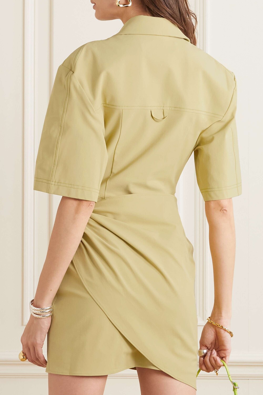 

JACQUEMUS Платье-рубашка мини из твила стрейч с драпировкой и вырезом, бежевый