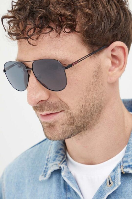 

Солнцезащитные очки Guess, черный