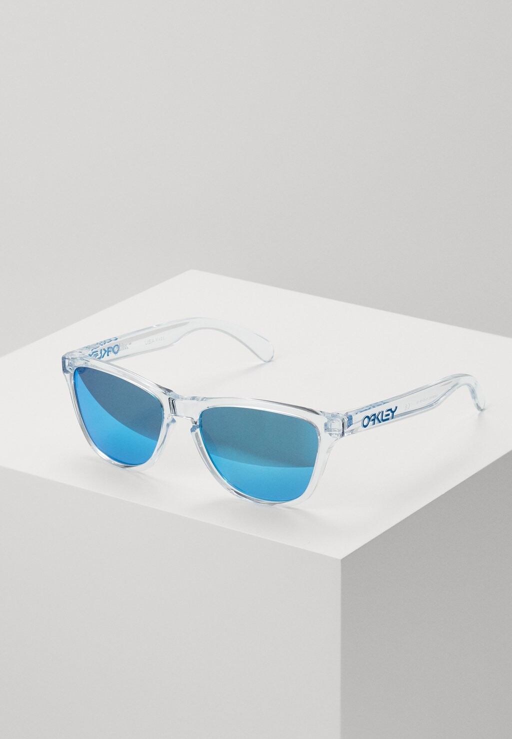 

Солнцезащитные очки Oakley