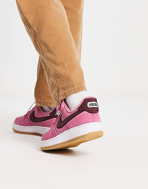 

Уютные кроссовки Nike Air Force 1 '07 в цветах ягод пустыни и бордовом