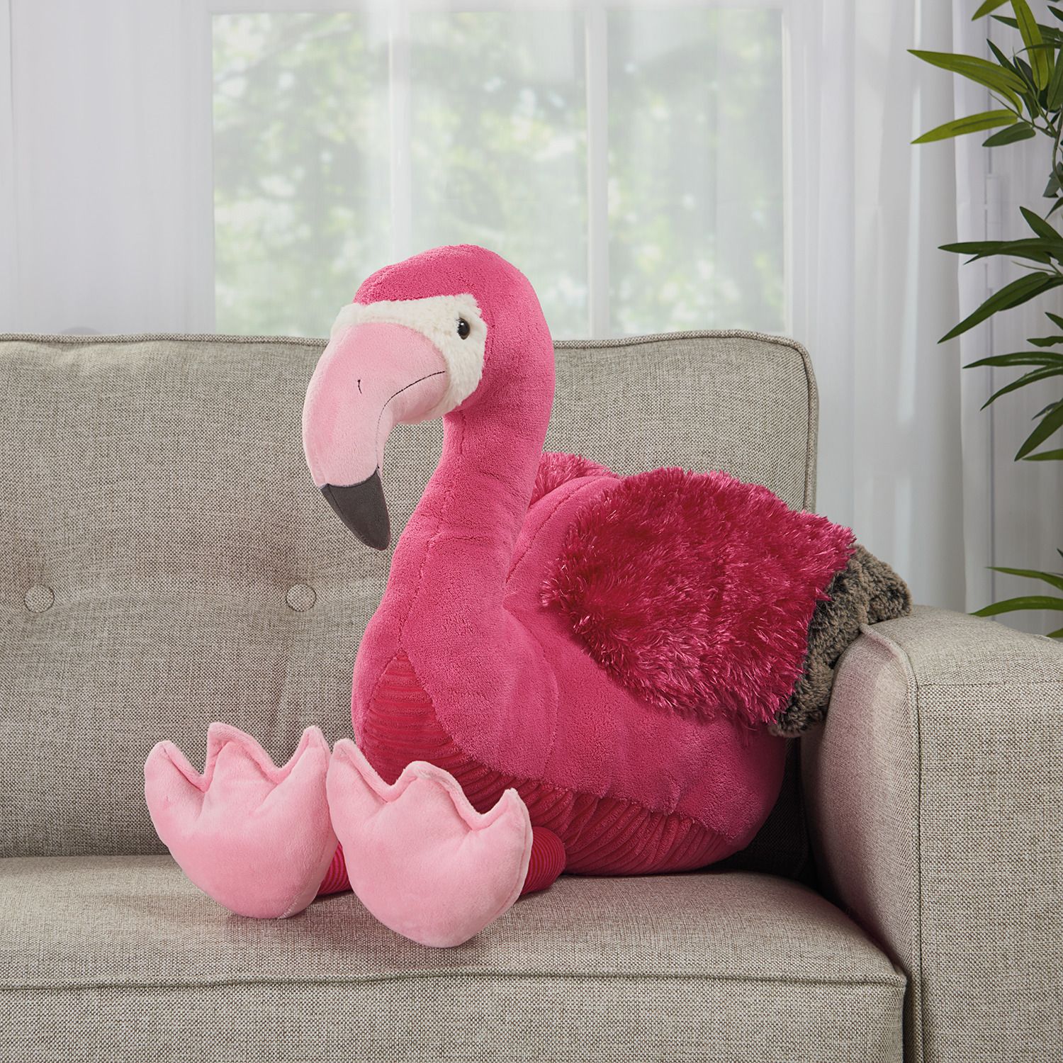 Розовая декоративная подушка Mina Victory Plushlines с изображением фламинго Mina Victory