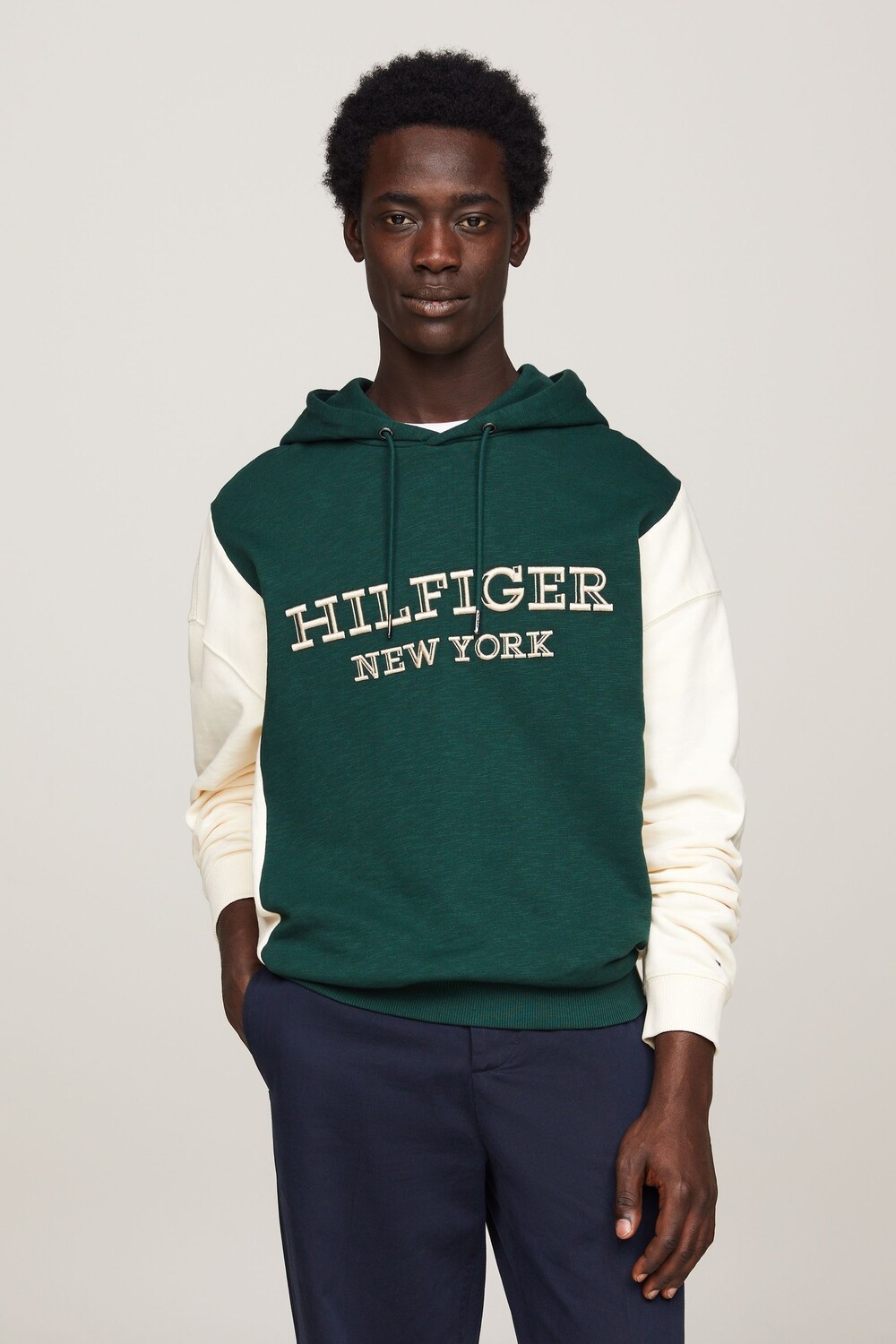 

Худи в стиле колор-блок с монотипией Tommy Hilfiger, зеленый