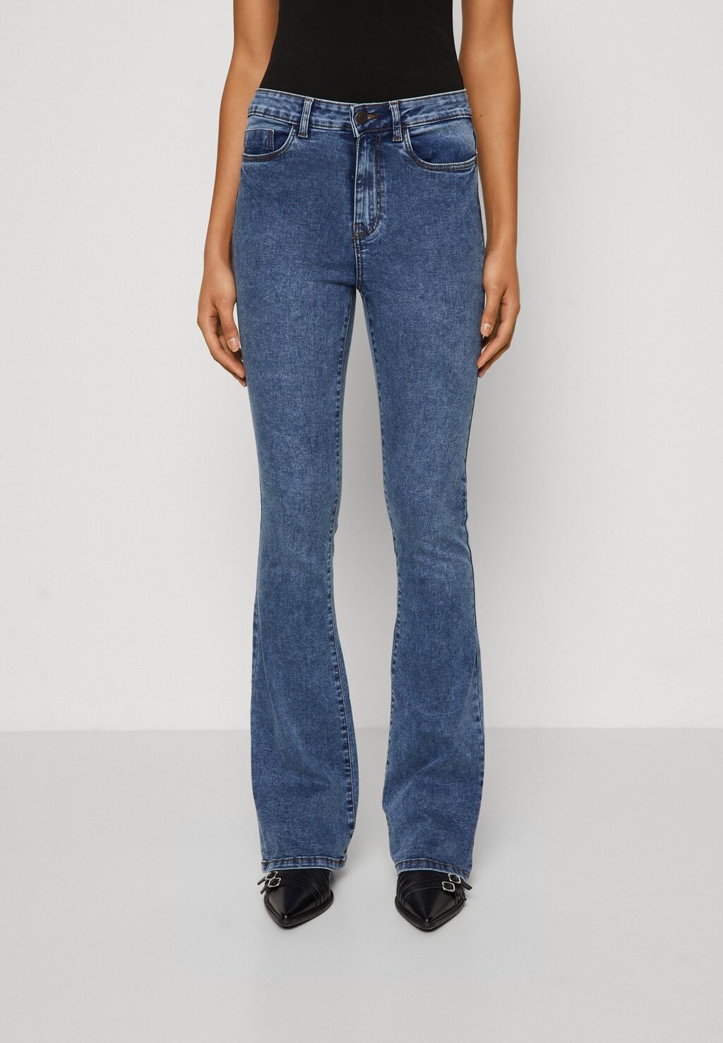 

Расклешенные джинсы Nmsallie Noisy May, цвет medium blue denim