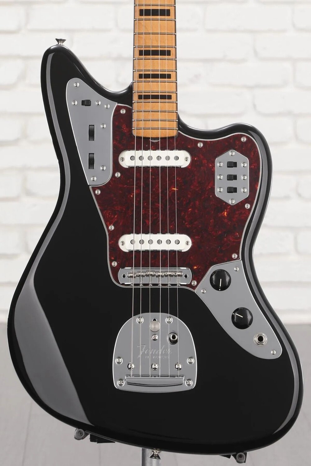 

Новая электрогитара Fender Vintera II Jaguar 70-х годов — черная