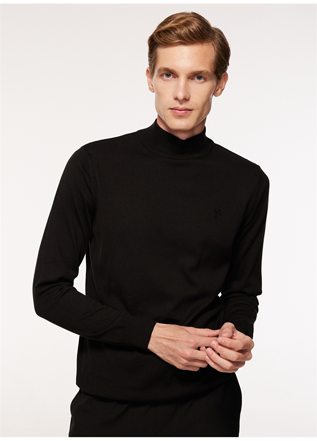 Черный однотонный мужской свитер-полуводолазка Fabrika