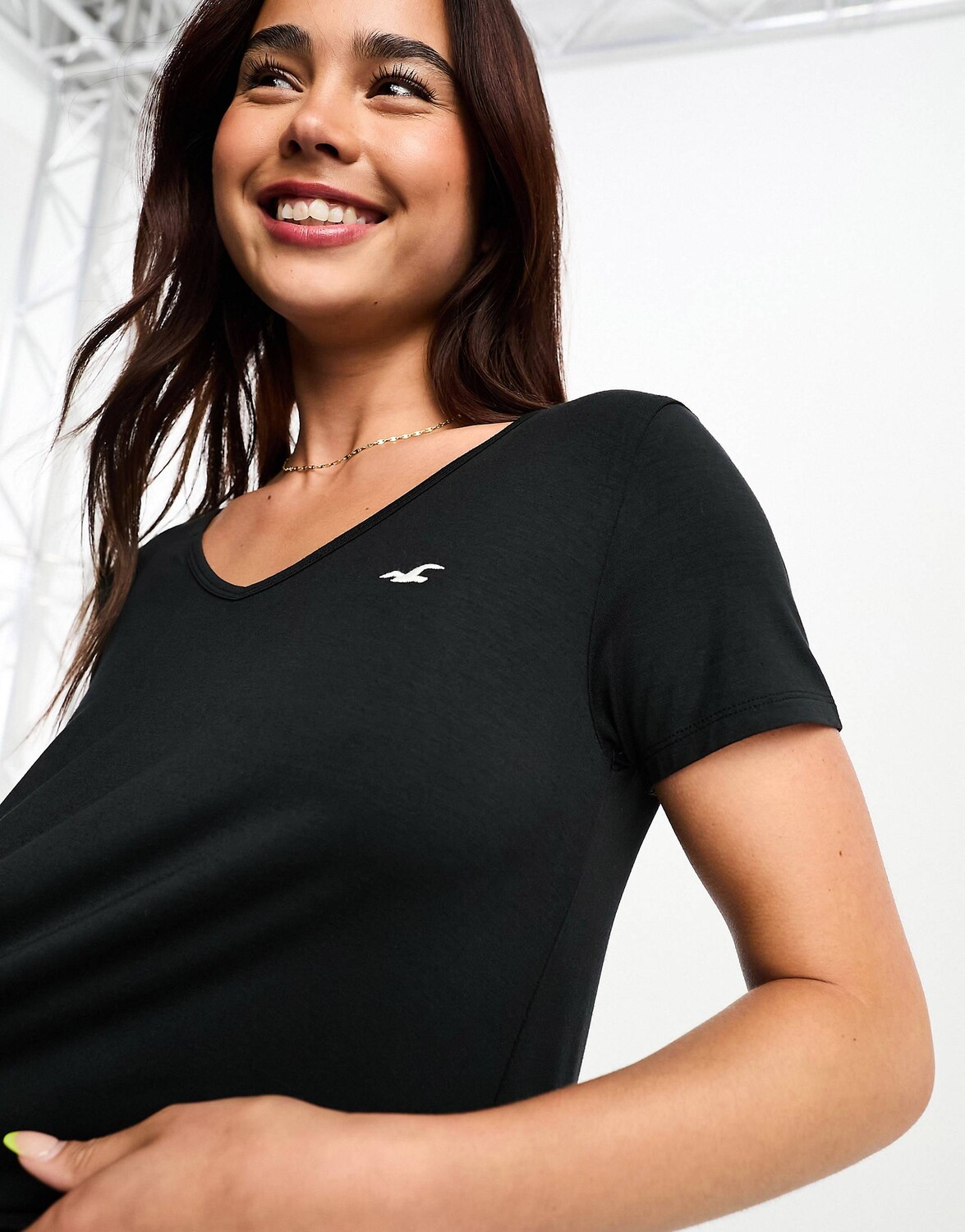 

Черная футболка с v-образным вырезом и логотипом Hollister, Черный