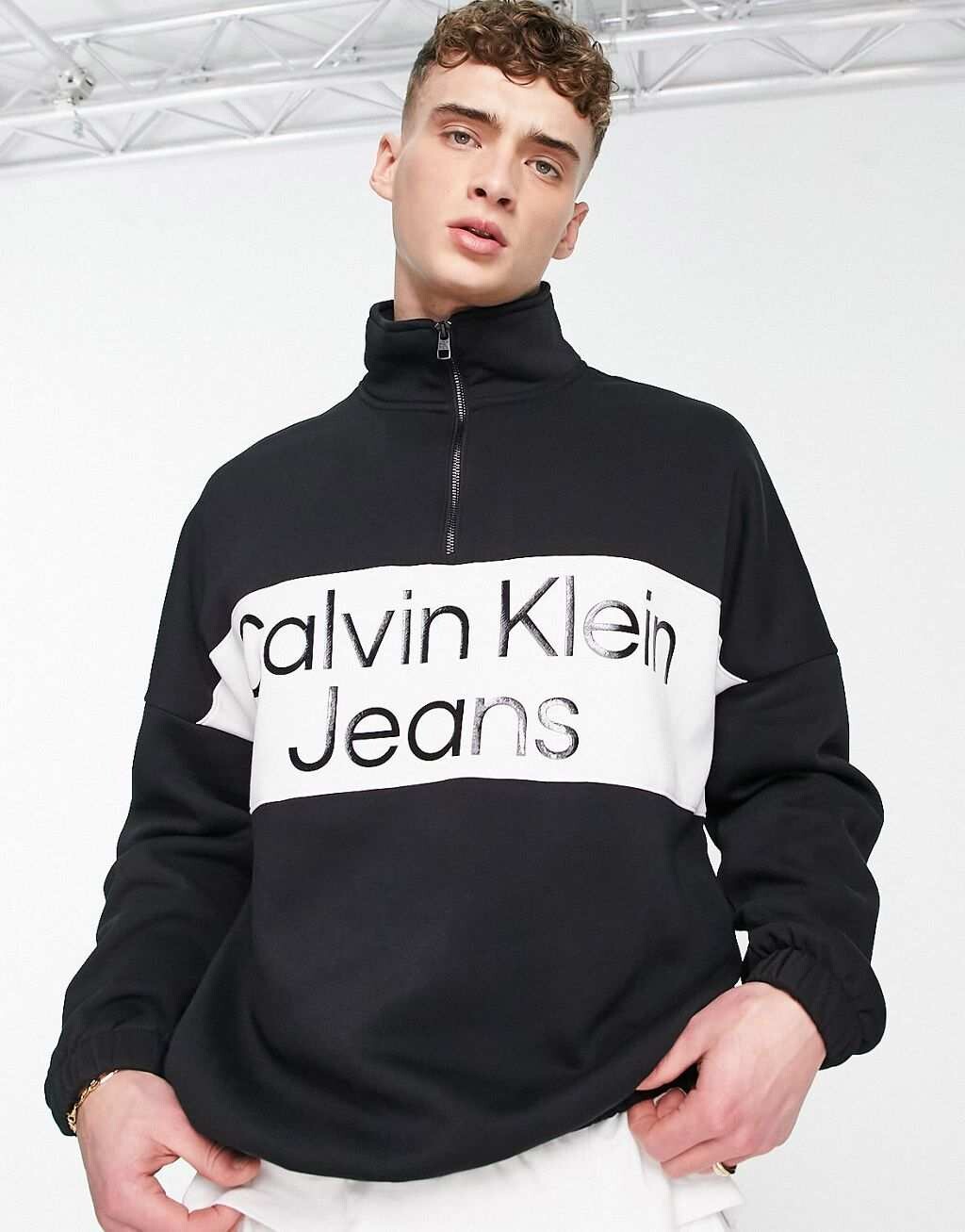 

Черный свитшот свободного кроя с полумолнией и ярким логотипом Calvin Klein Jeans