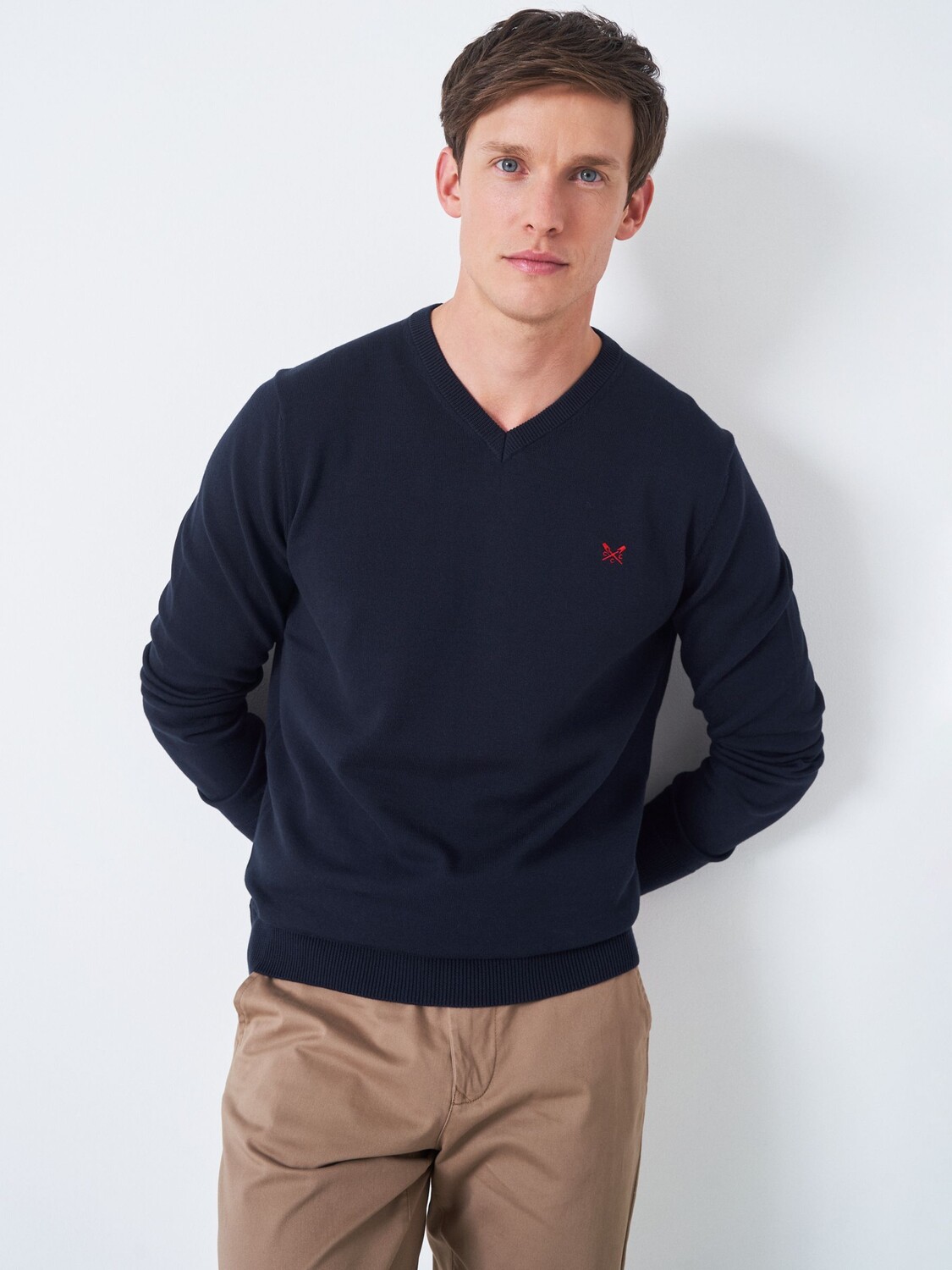 

Однотонный джемпер из органического хлопка с V-образным вырезом Crew Clothing, темно-синий