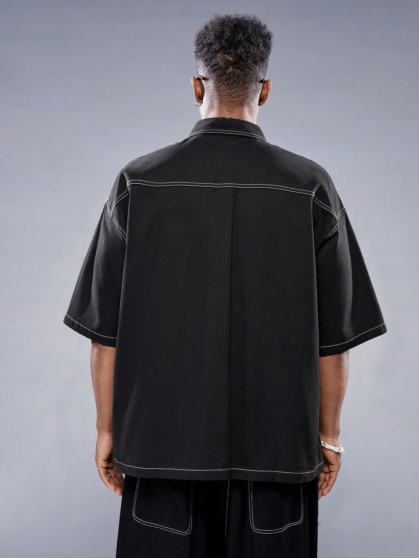 Manfinity StreetEZ Мужская тканая рубашка с короткими рукавами и контрастной строчкой в ​​стиле колор-блок, черный