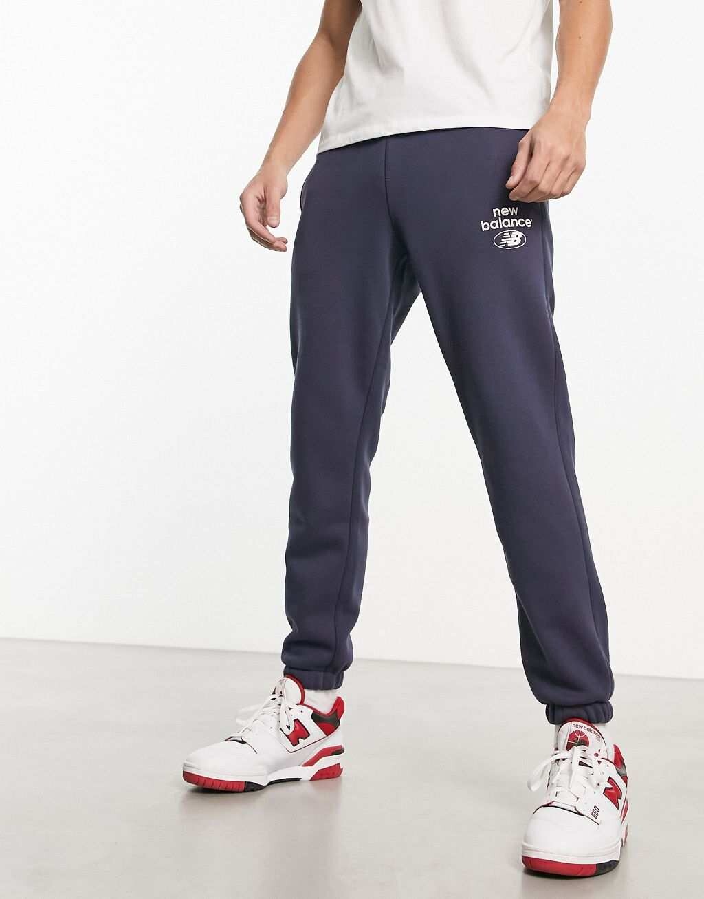 

Темно-синие спортивные штаны New Balance Essentials Novelty