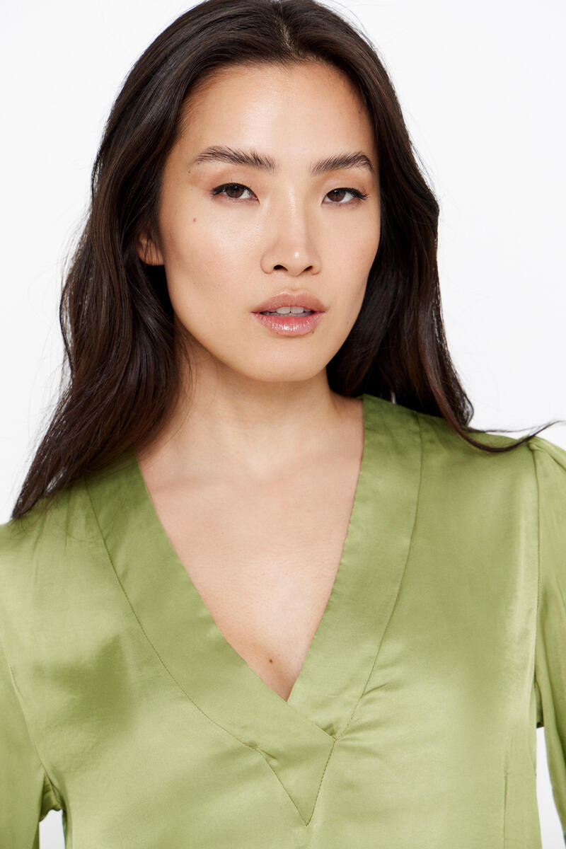 Атласная блузка из атласа Cortefiel, зеленый блузка с v образным вырезом и длинными рукавами 46 fr 52 rus синий