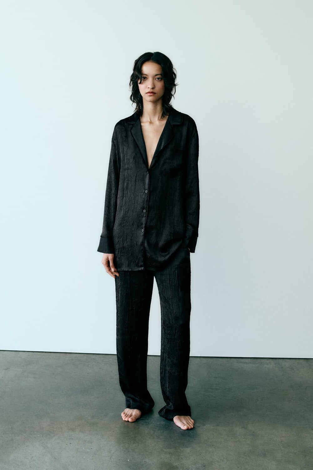 

Мятая атласная рубашка ZARA, черный