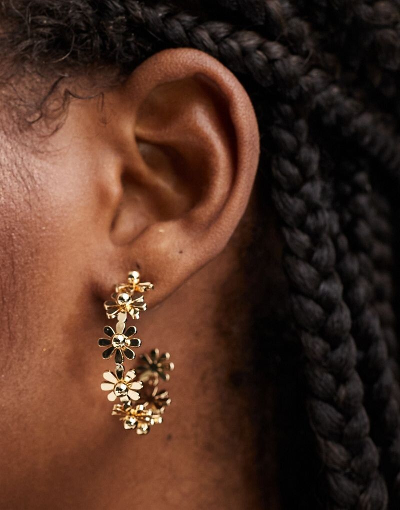 

ASOS DESIGN – серьги-кольца с цветочным узором оттенка золота, диаметр 20 мм