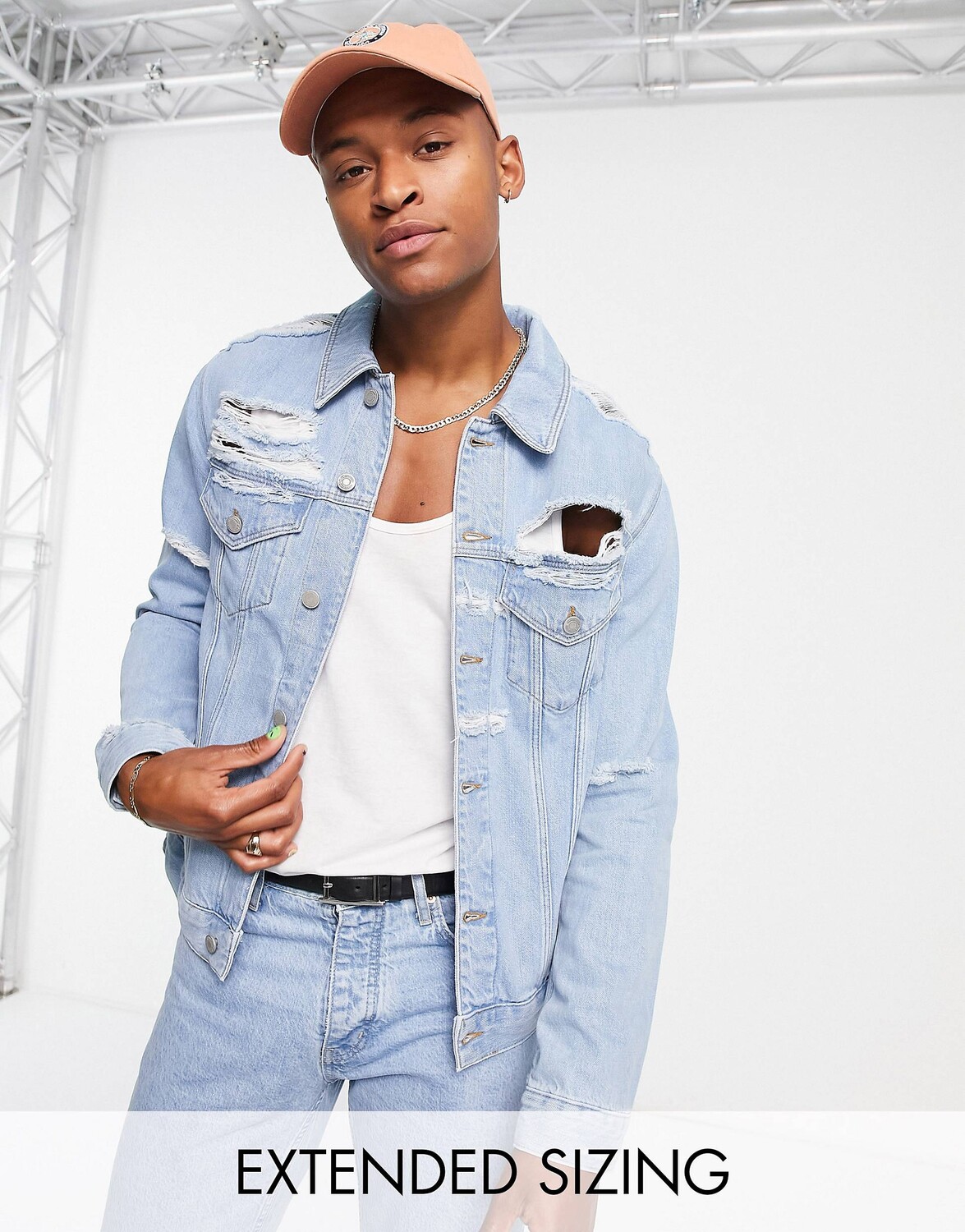 

Классическая джинсовая куртка светлого цвета с рваными краями ASOS DESIGN, Синий