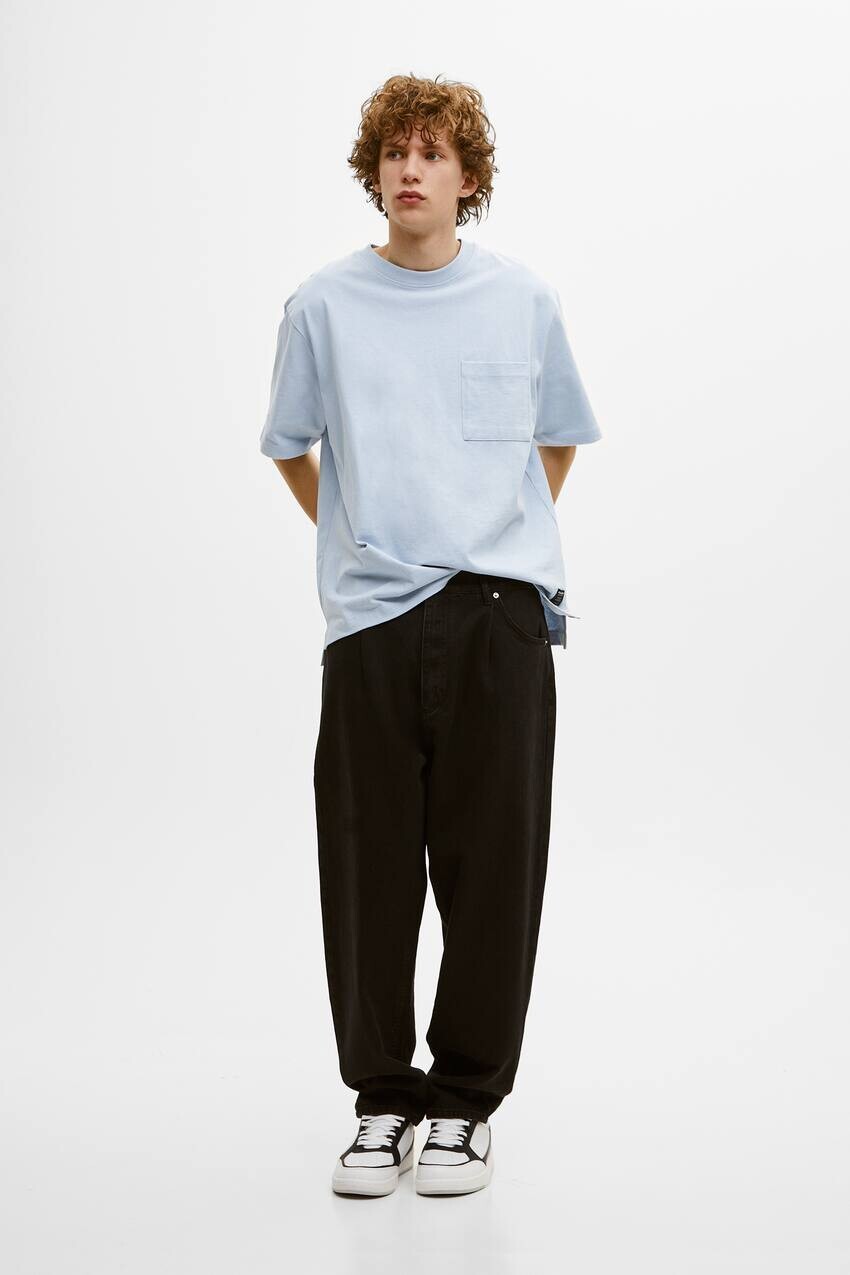 

Базовые джинсы с объемным кроем Pull&Bear, черный