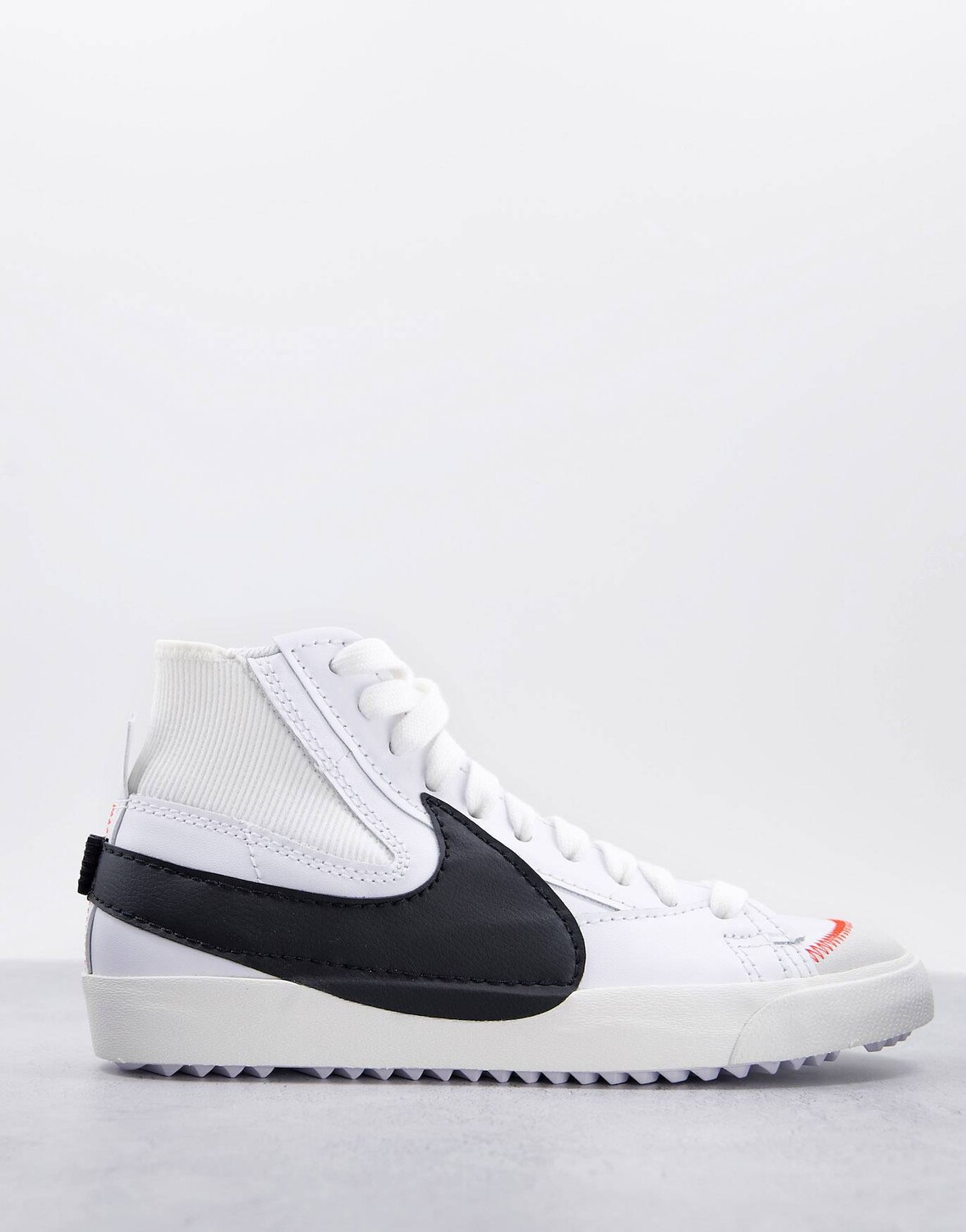 

Бело-черные кроссовки Nike Blazer Mid '77 Jumbo