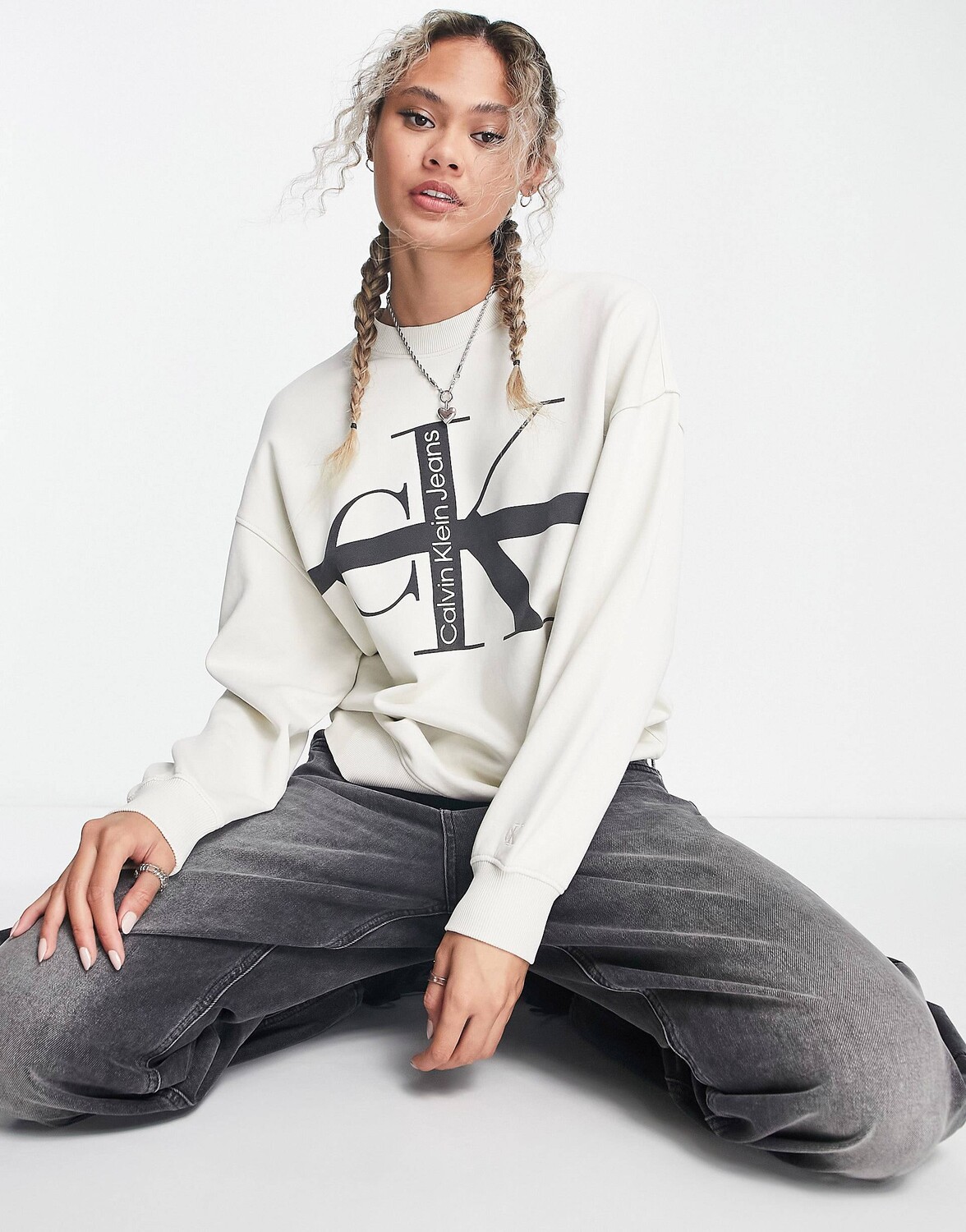 

Выстиранный джемпер с круглым вырезом и полосками с монологом Calvin Klein Jeans из яичной скорлупы