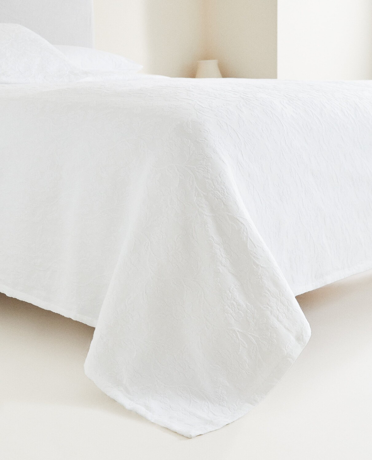 

Покрывало с цветочной вышивкой Zara Home, белый
