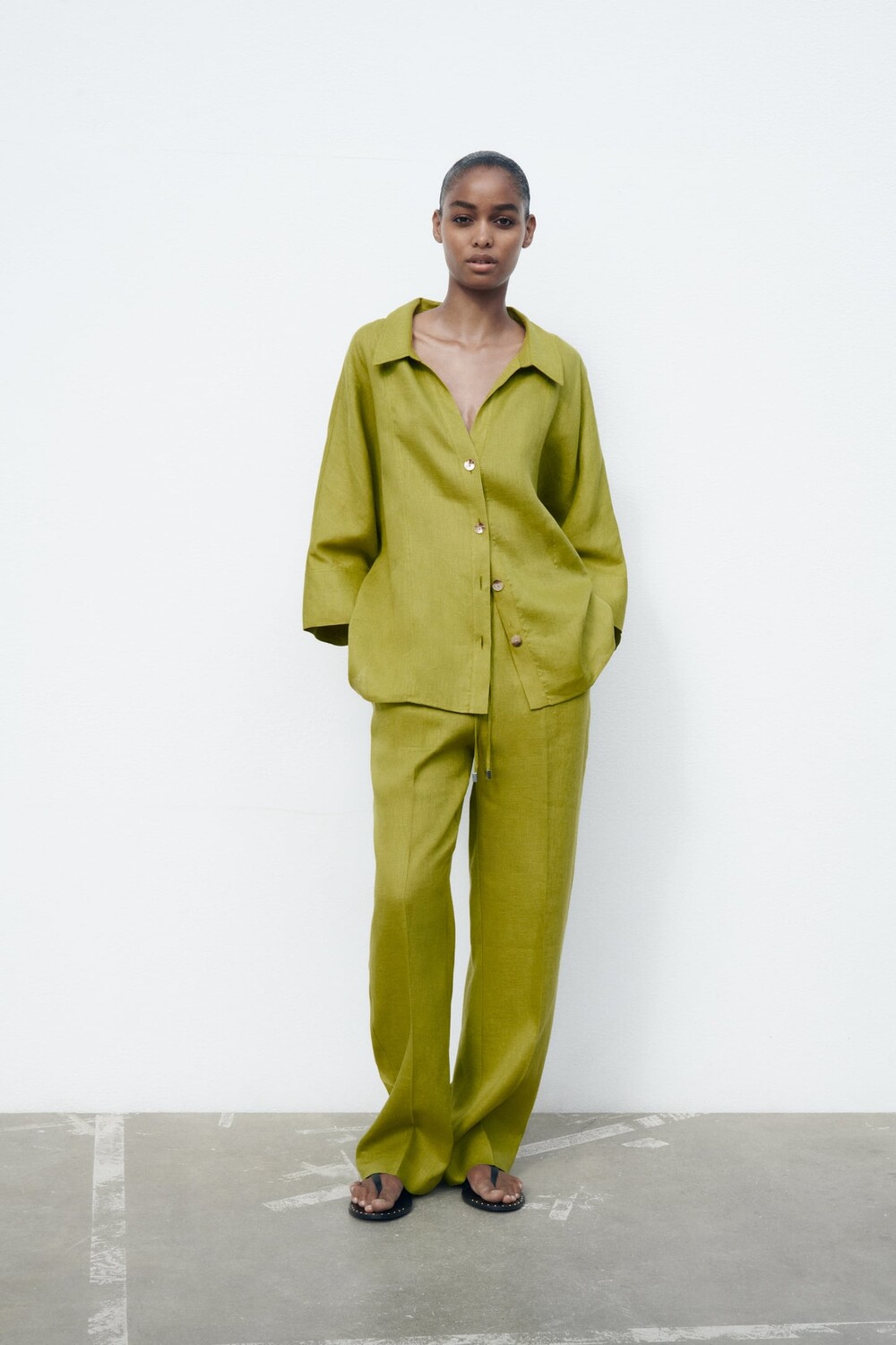 

Рубашка из 100% льна ZARA, оливково-зеленый