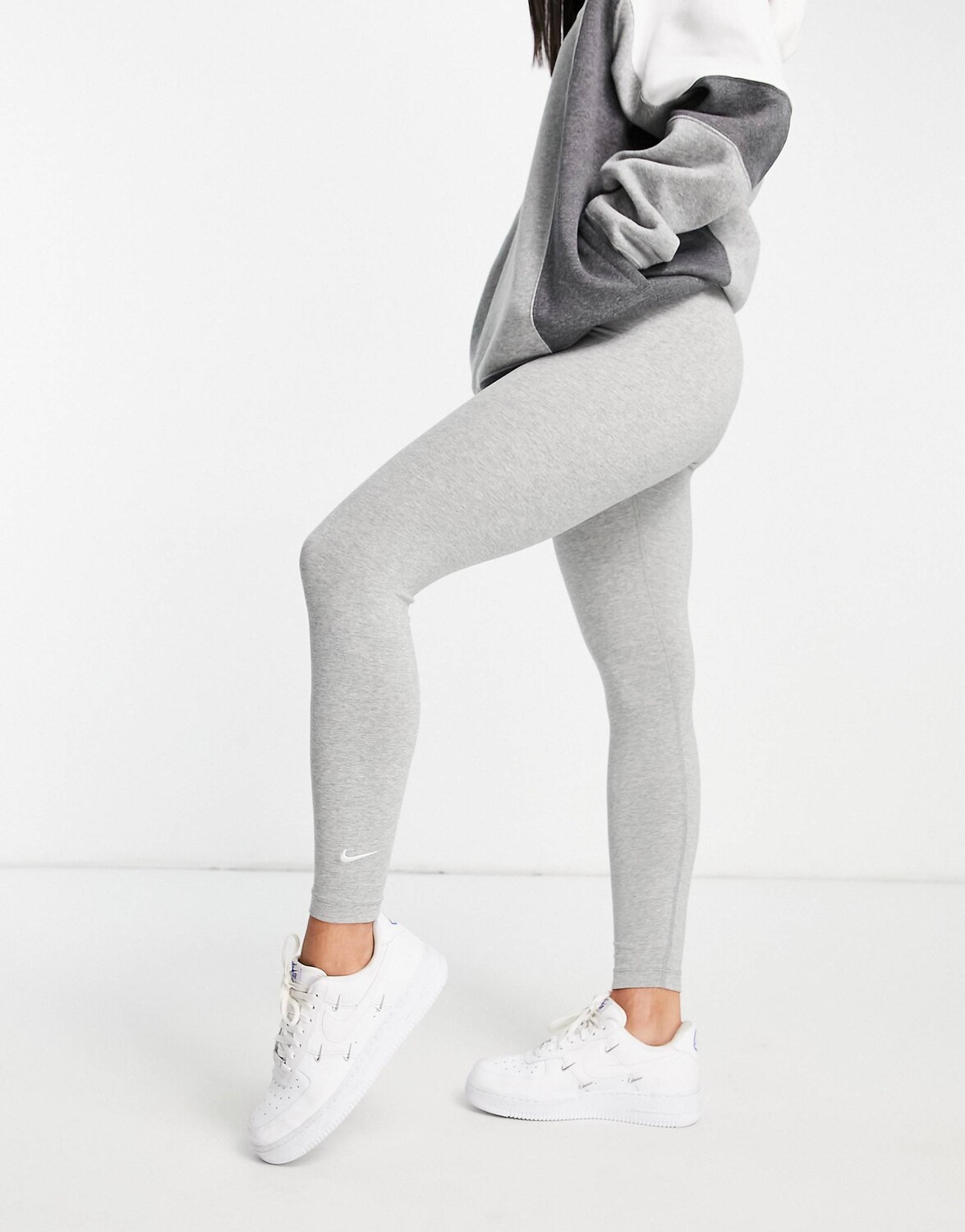 

Серые леггинсы Nike Essentials Swoosh 7/8