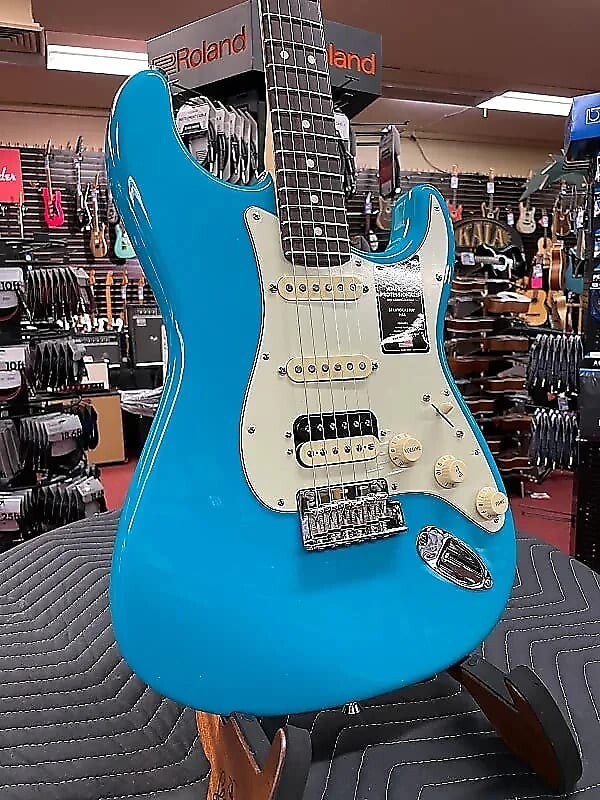 

Fender American Professional II Stratocaster HSS, накладка на гриф из палисандра, синий Майами American Professional II Stratocaster HSS, Rosewood Fingerboard, Miami Blue