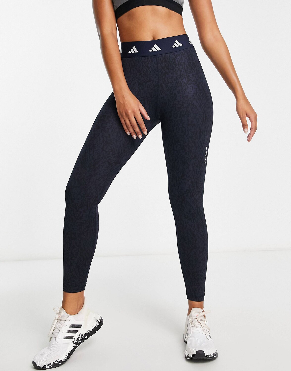 

Темно-синие леггинсы с камуфляжным принтом adidas Training Techfit Digital, Синий