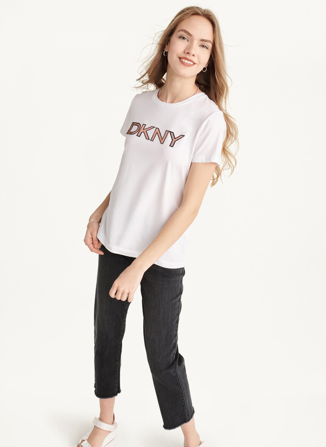 

Футболка с логотипом DKNY