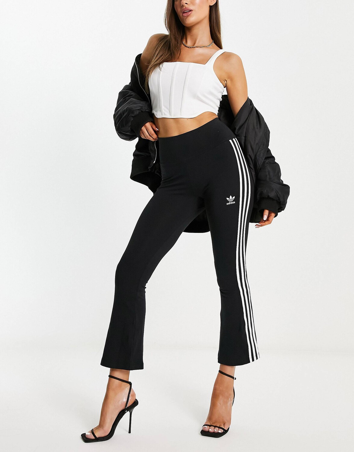 

Черные расклешенные леггинсы с тремя полосками adidas Originals, Черный