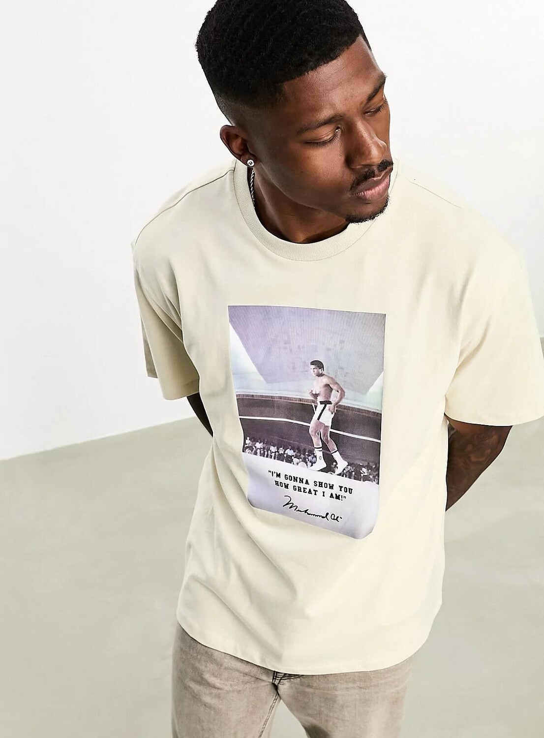 

Футболка с принтом Bershka Muhammad Ali, светло-бежевый