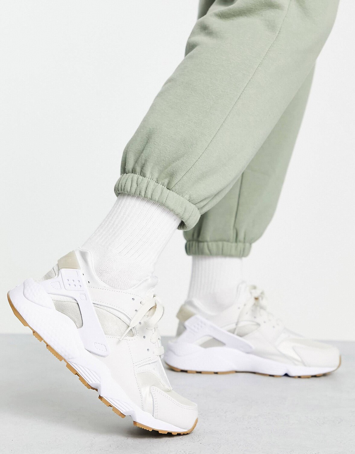 

Кроссовки Nike Air Huarache белого и бежевого цвета