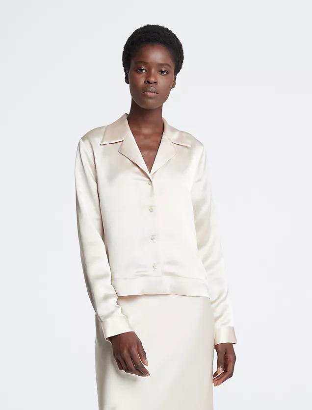 цена Рубашка Calvin Klein Satin Notch Collar Classic Button-Down, кремовый
