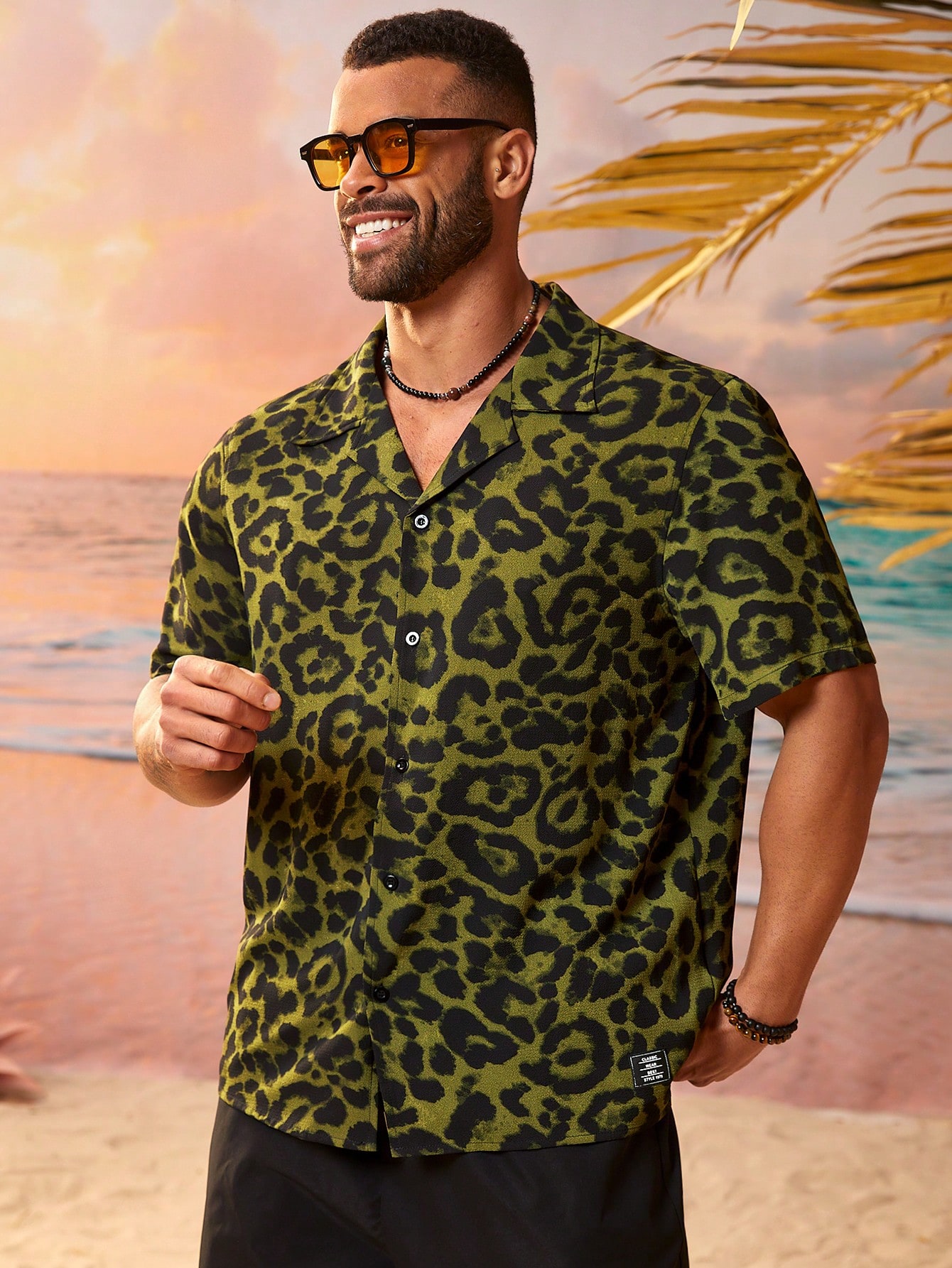 цена Мужская повседневная тканая рубашка с коротким рукавом Manfinity больших размеров с леопардовым принтом, зеленый