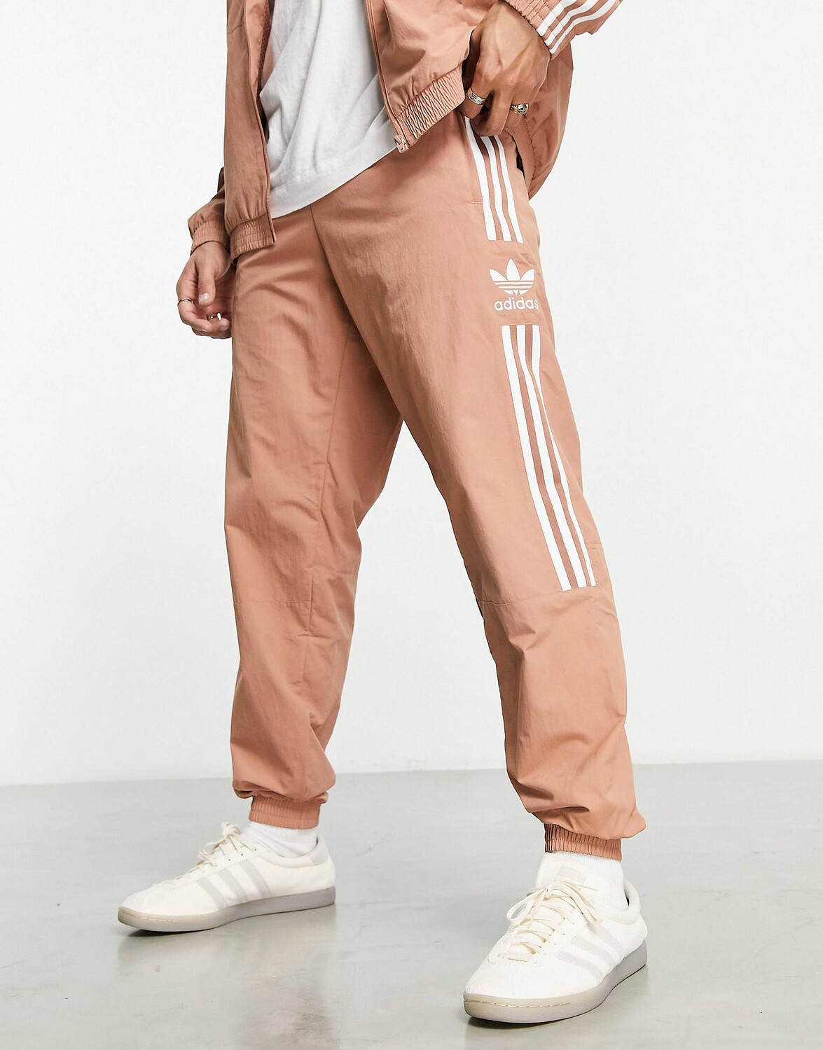 

Оранжевые спортивные джоггеры с замком adidas Originals adicolor