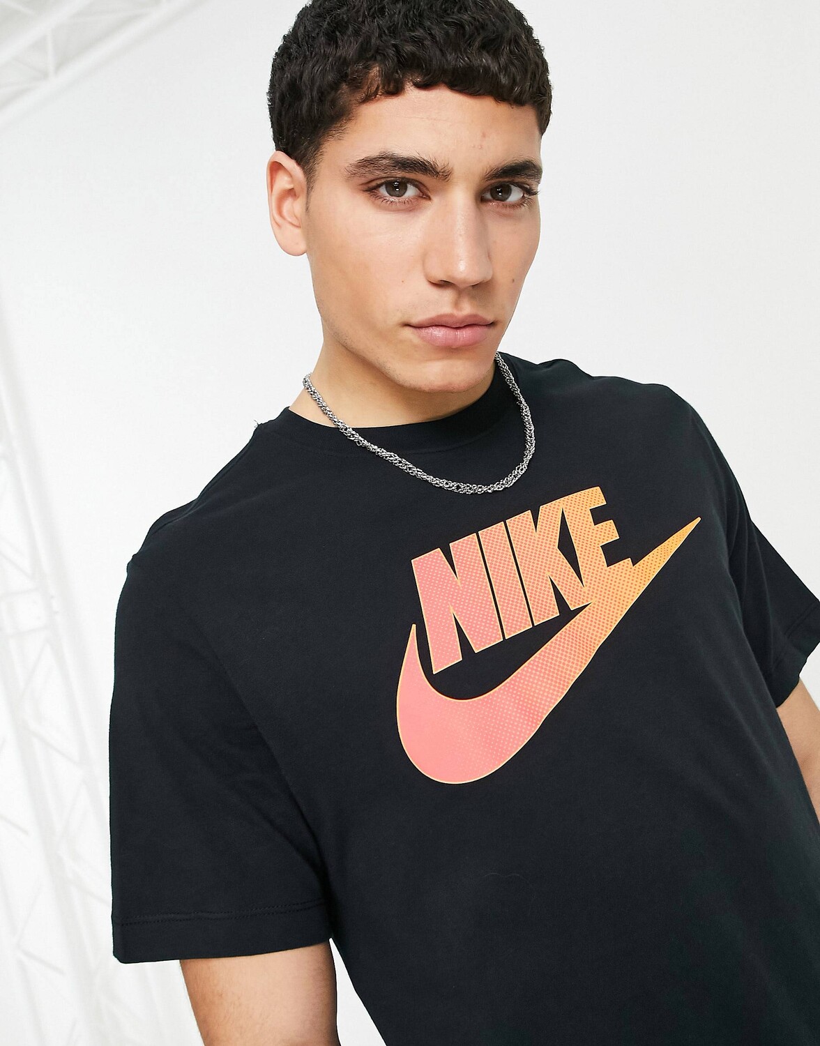 

Черная футболка с принтом на груди Nike Futura