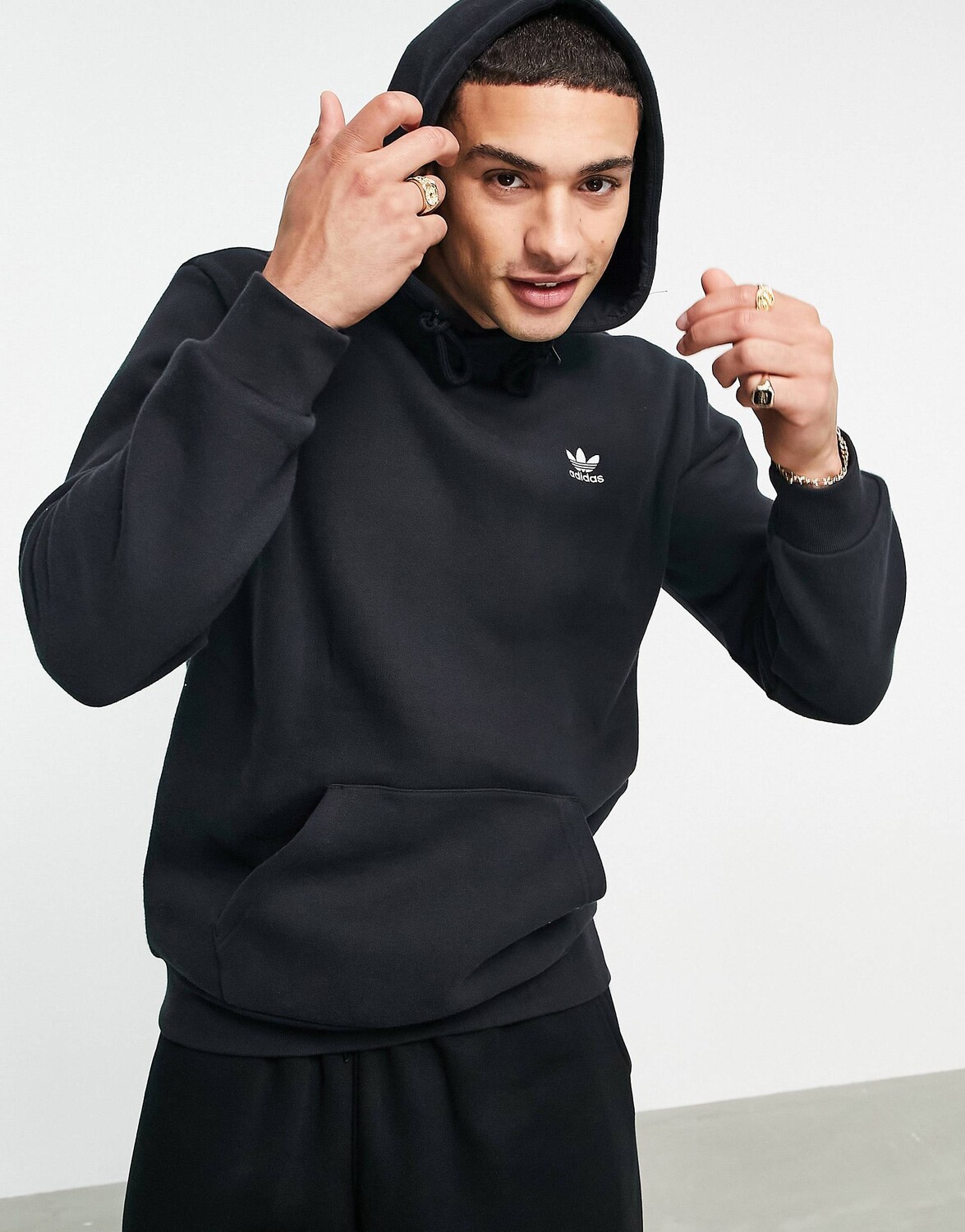 

Худи черного цвета с небольшим логотипом adidas Originals Essentials
