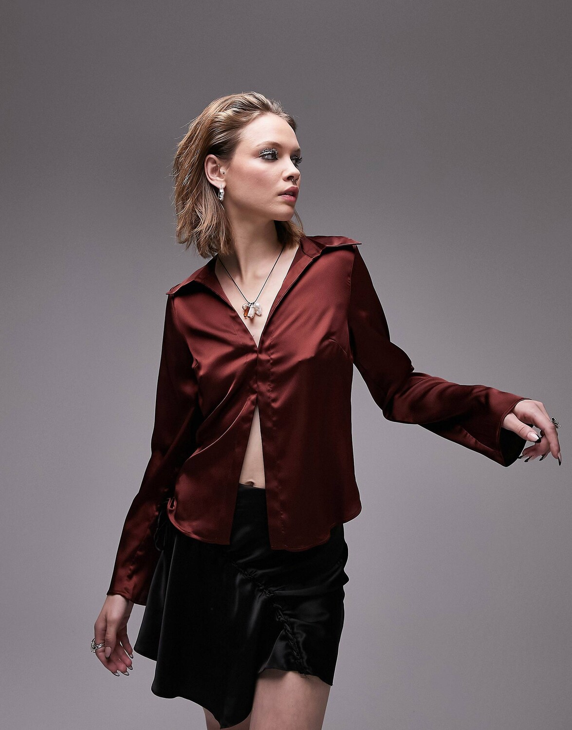 

Узкая атласная рубашка шоколадного цвета Topshop