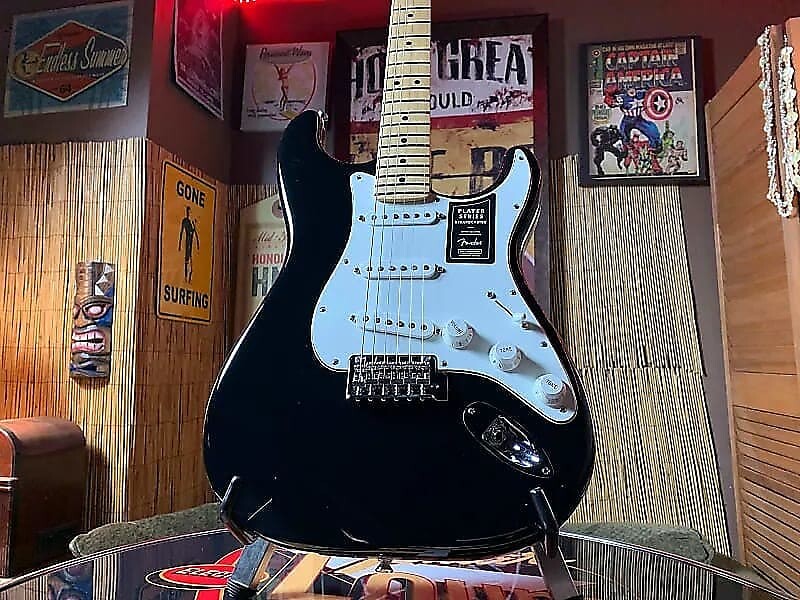 

Fender Player Stratocaster с кленовой накладкой в ​​черном цвете Player Stratocaster W/ Maple Fingerboard in Black