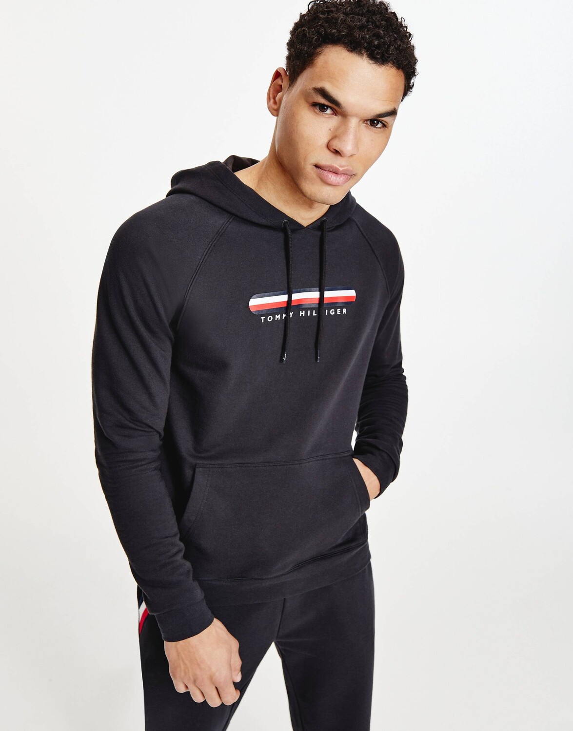 

Худи черного цвета с флагом Tommy Hilfiger, Черный
