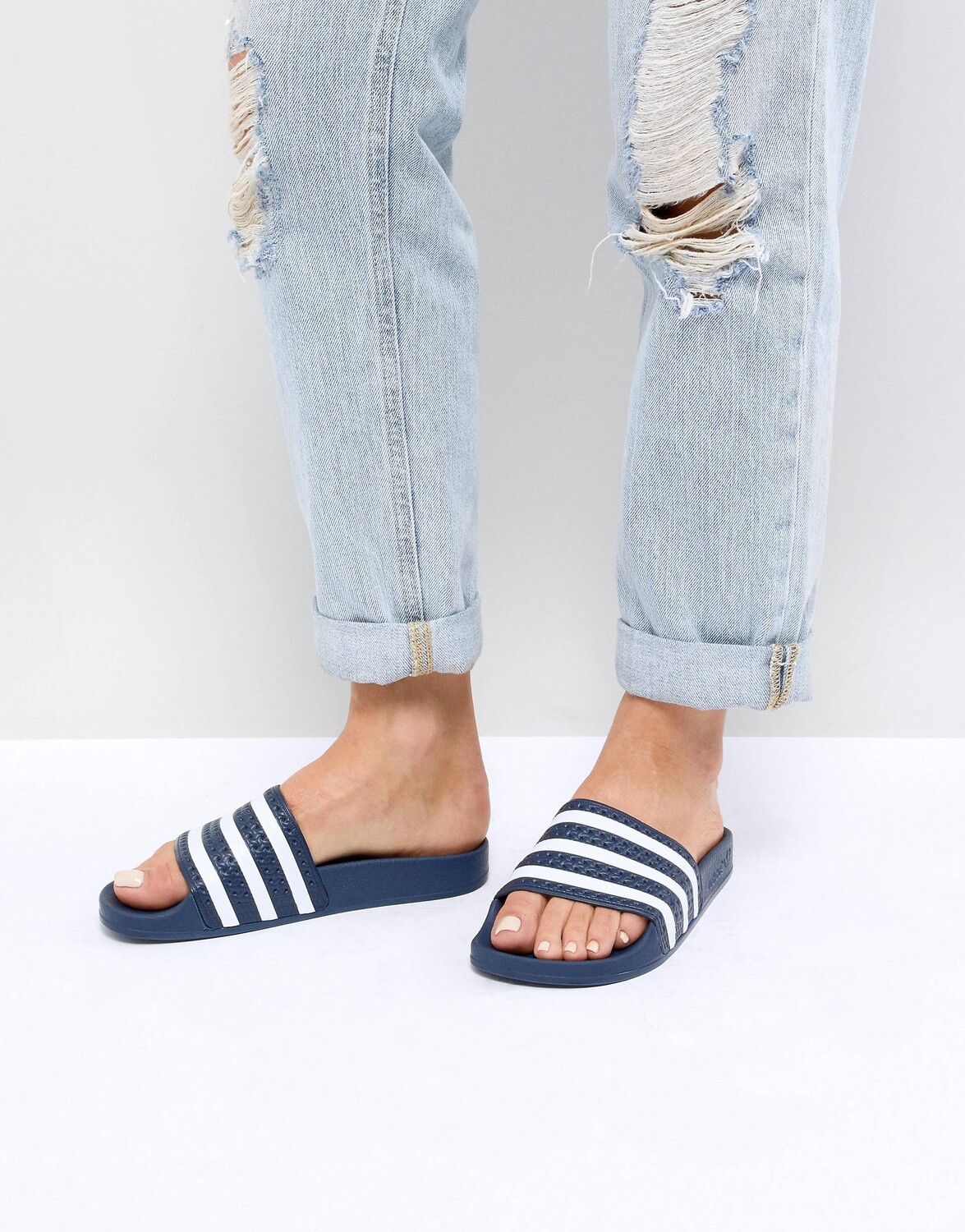 

Темно-сине-белые шлепанцы adidas Originals Adilette