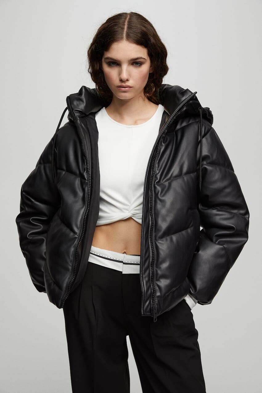 

Пуховик из искусственной кожи с капюшоном Pull&Bear, черный