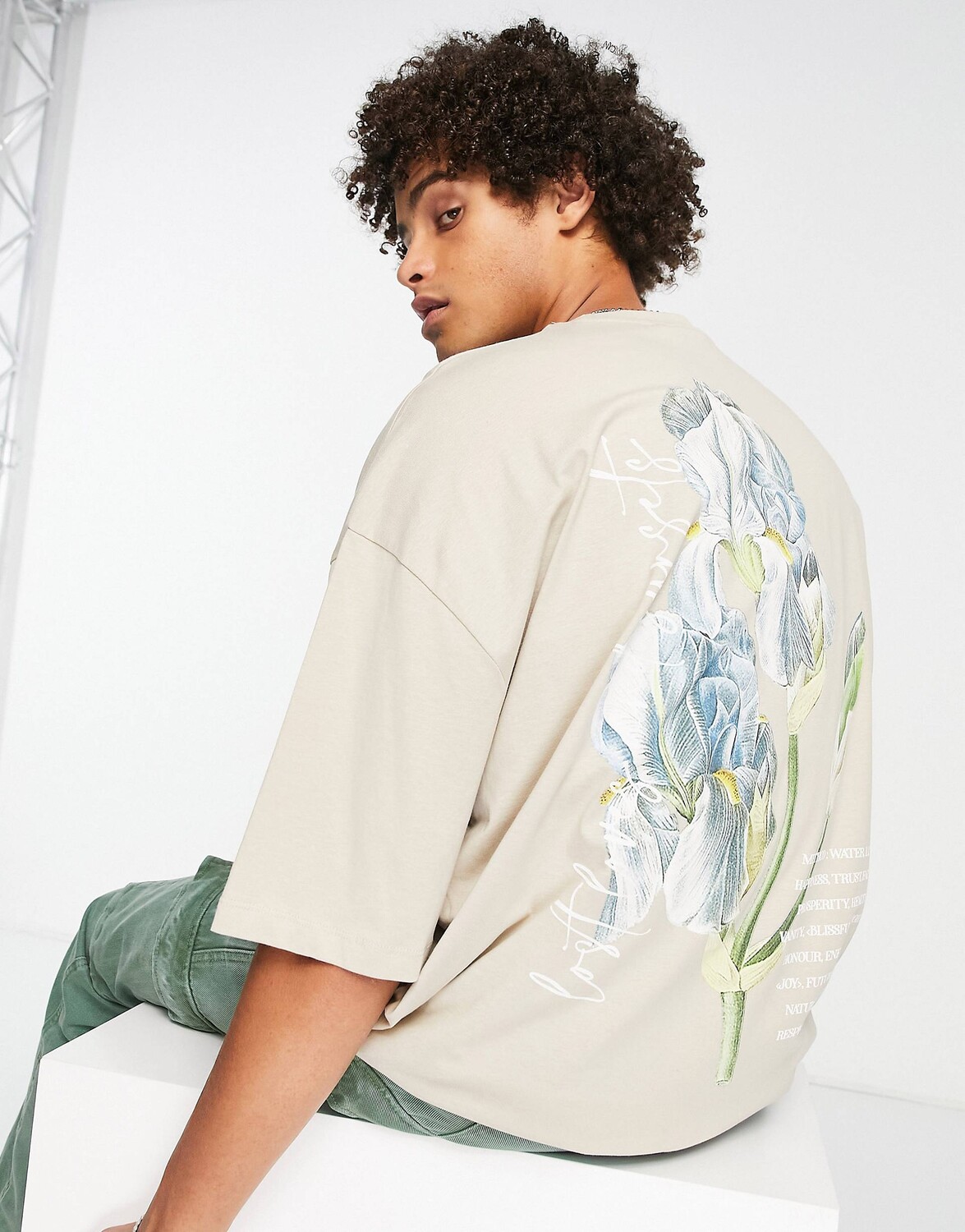 

Бежевая футболка оверсайз с цветочным текстовым принтом ASOS DESIGN