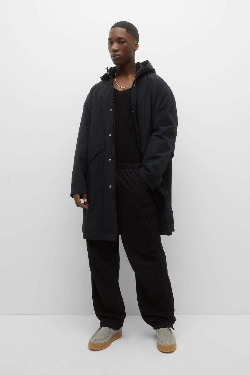 

Легкая черная парка Pull&Bear, черный