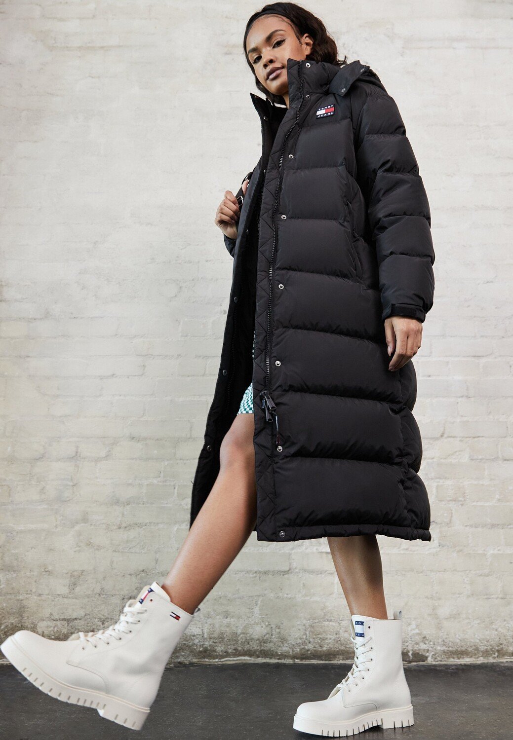 

Пуховик Tommy Jeans, черный