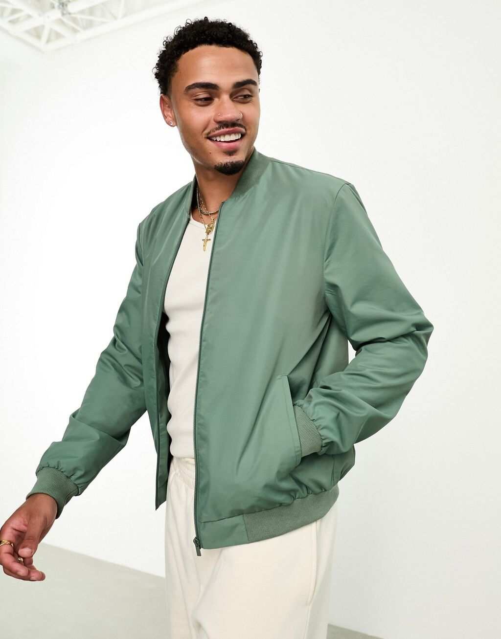 

Зеленый легкий бомбер ASOS DESIGN
