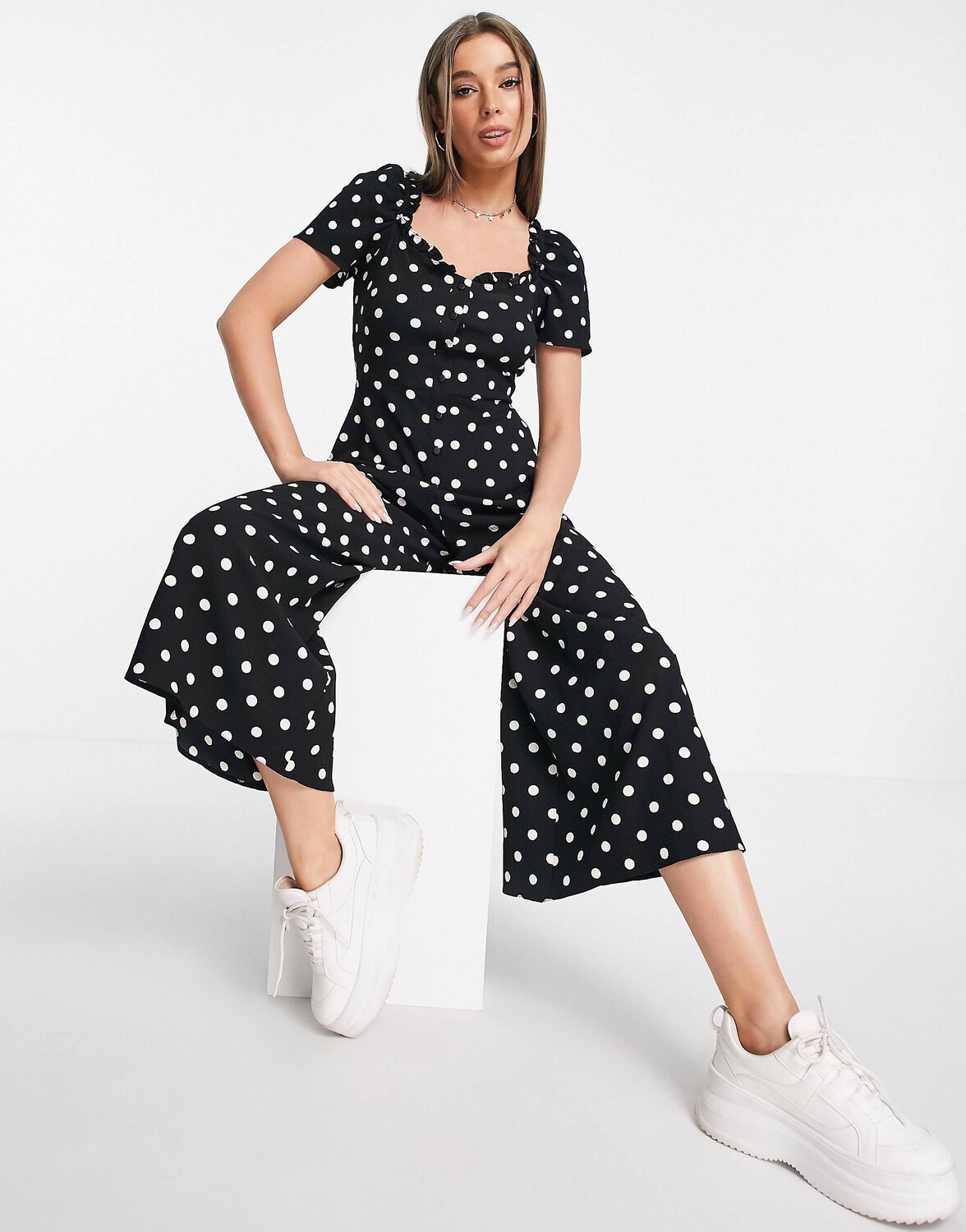 

Однотонный комбинезон с короткими рукавами из пузырчатого крепа ASOS DESIGN