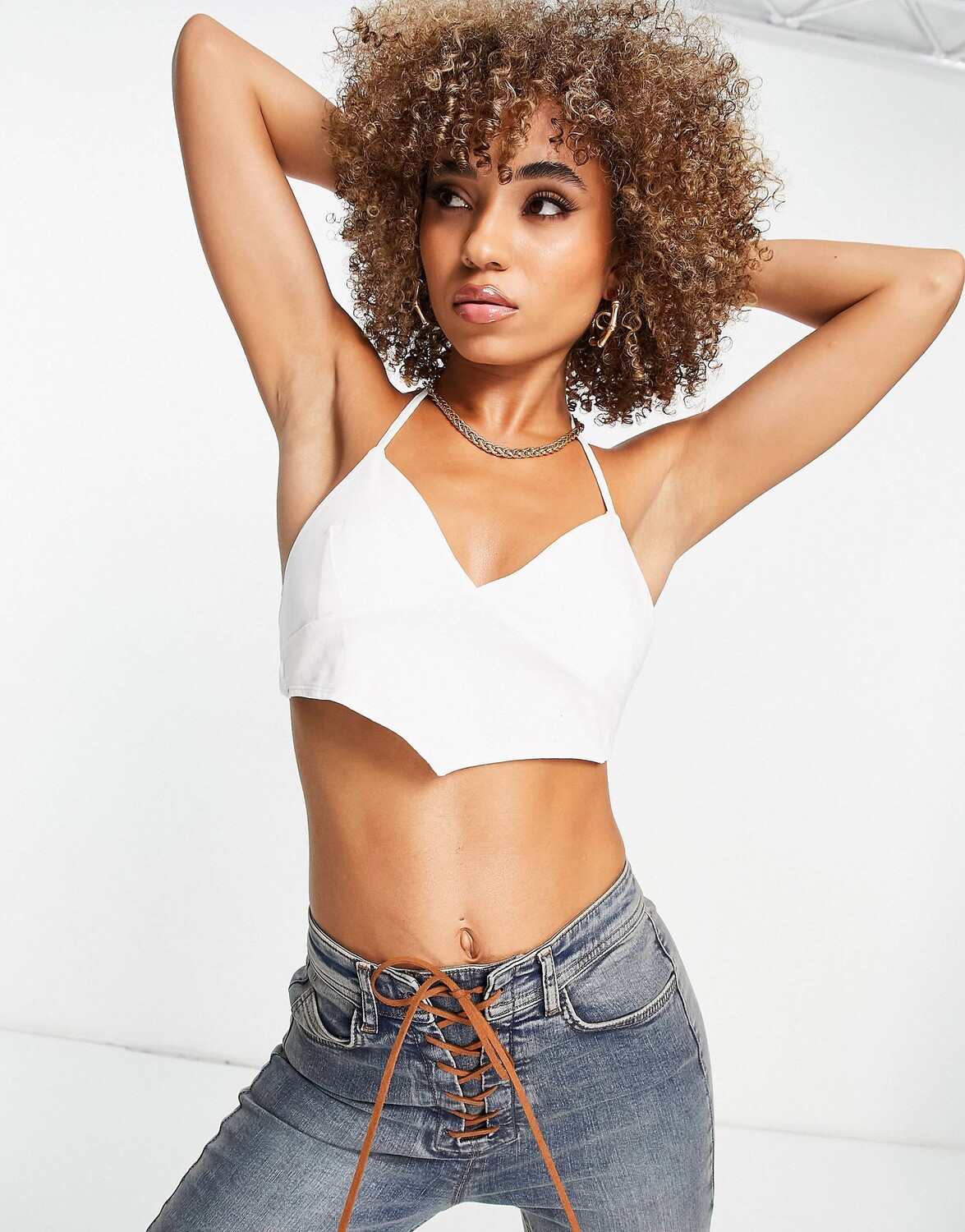 

Белый топ с бретелью через шею и шарфом по краю ASOS DESIGN