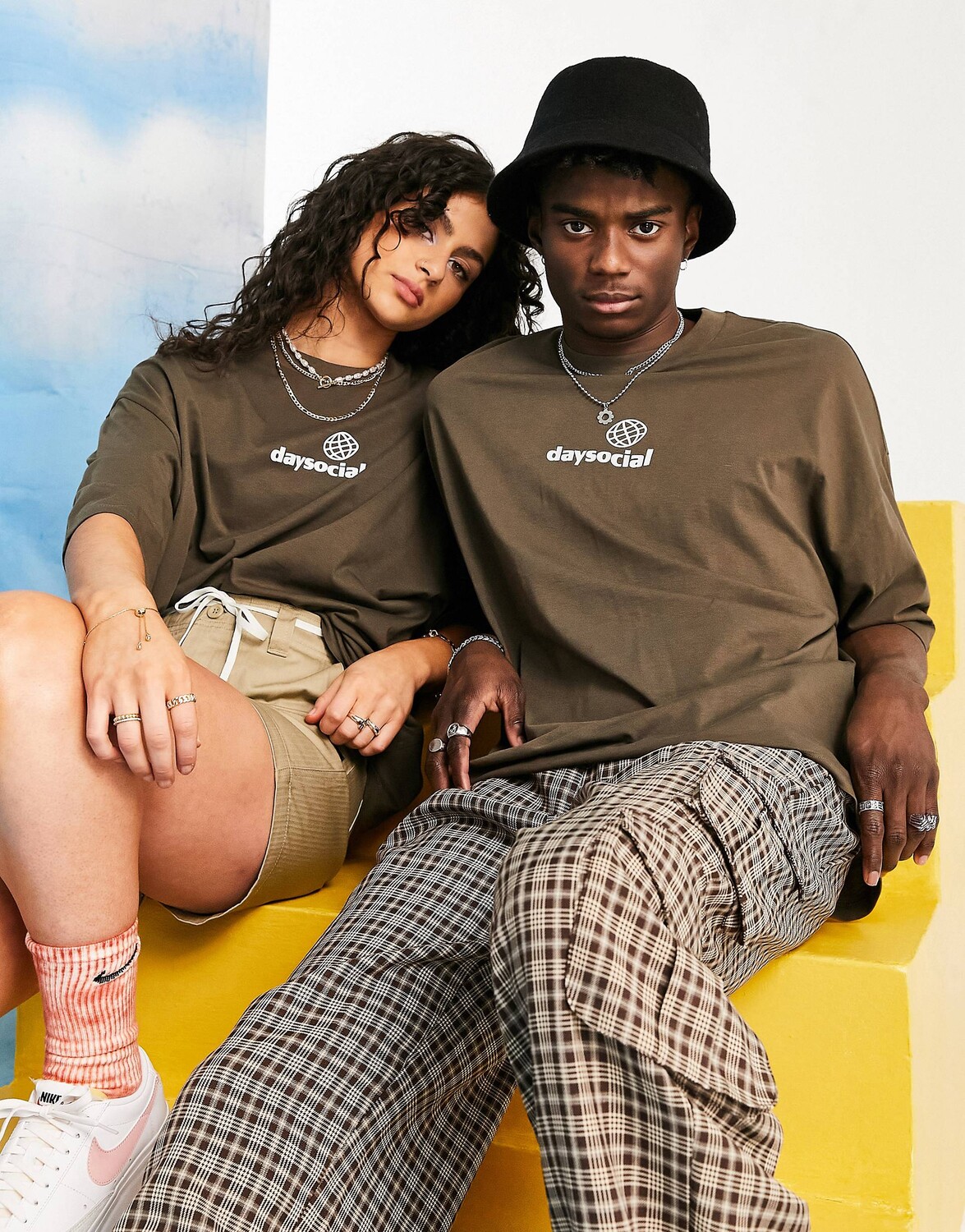 

Шоколадно-коричневая футболка оверсайз унисекс с принтом на груди ASOS Daysocial