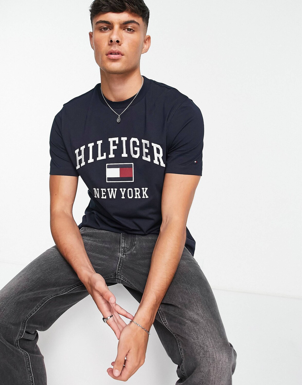 

Темно-синяя хлопковая футболка с логотипом Tommy Hilfiger