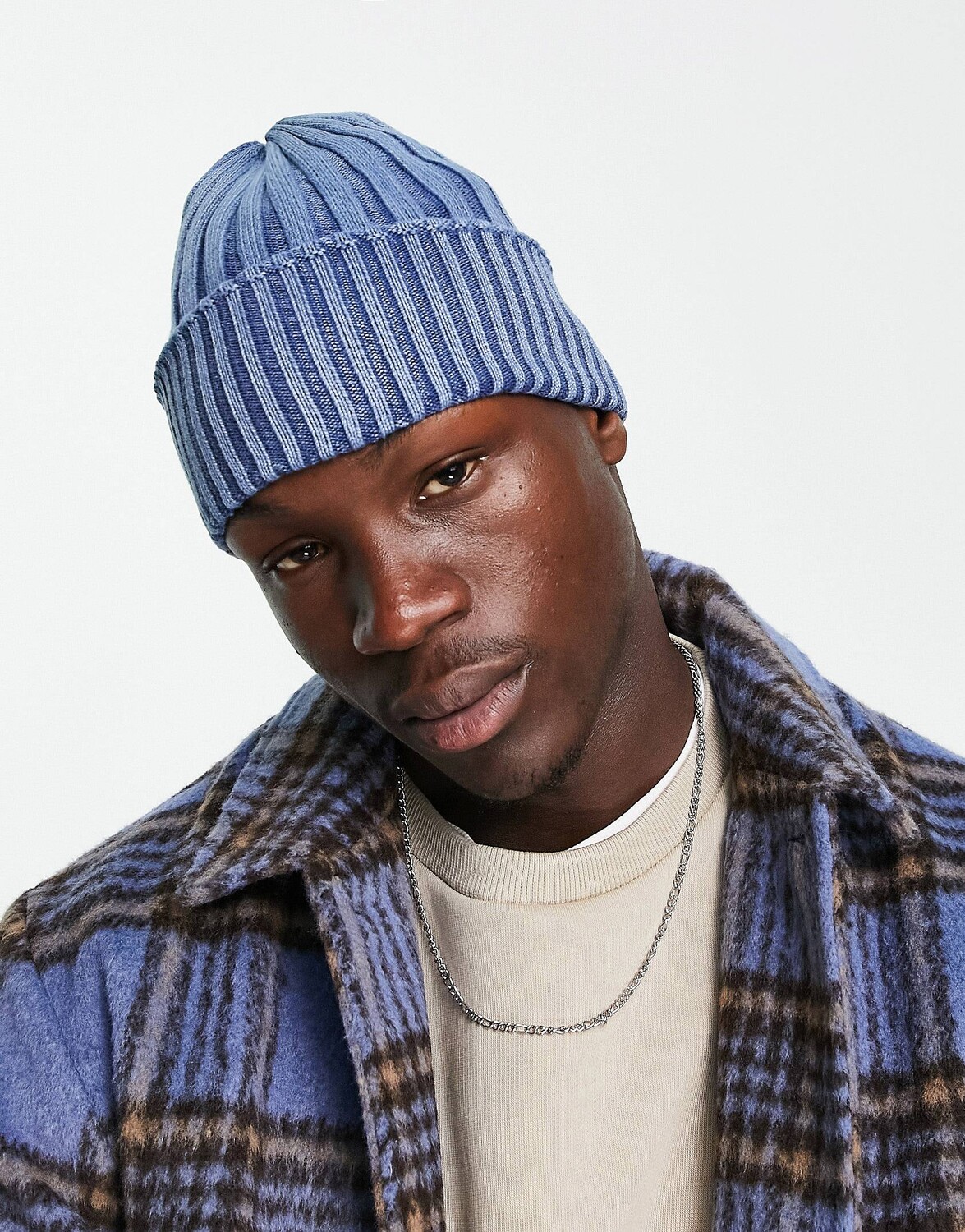 

Выбеленная голубая шапка с глубоким отворотом ASOS DESIGN